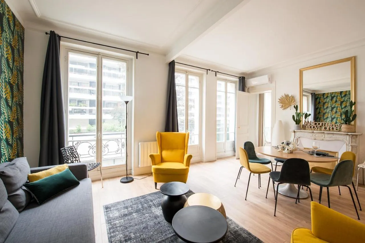 2 Bedroom Near Tour Eiffel & Trocadero Paryż