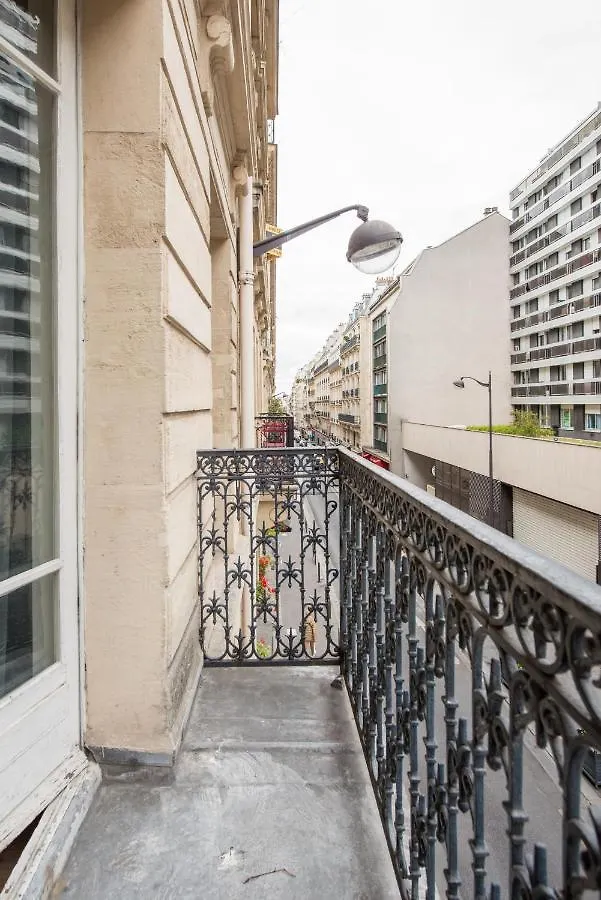 2 Bedroom Near Tour Eiffel & Trocadero * Paryż