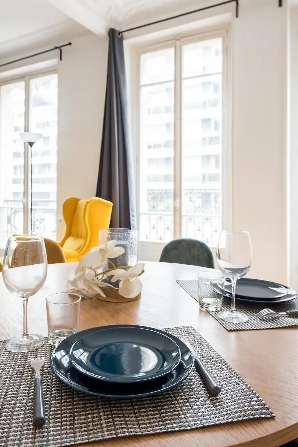 Apartament 2 Bedroom Near Tour Eiffel & Trocadero Paryż